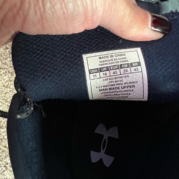 Navy blue Under Armour running shoes! Men’s 11 - Picture 3 of 4